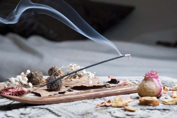 3 Easy Incense Recipes for Any Spell
